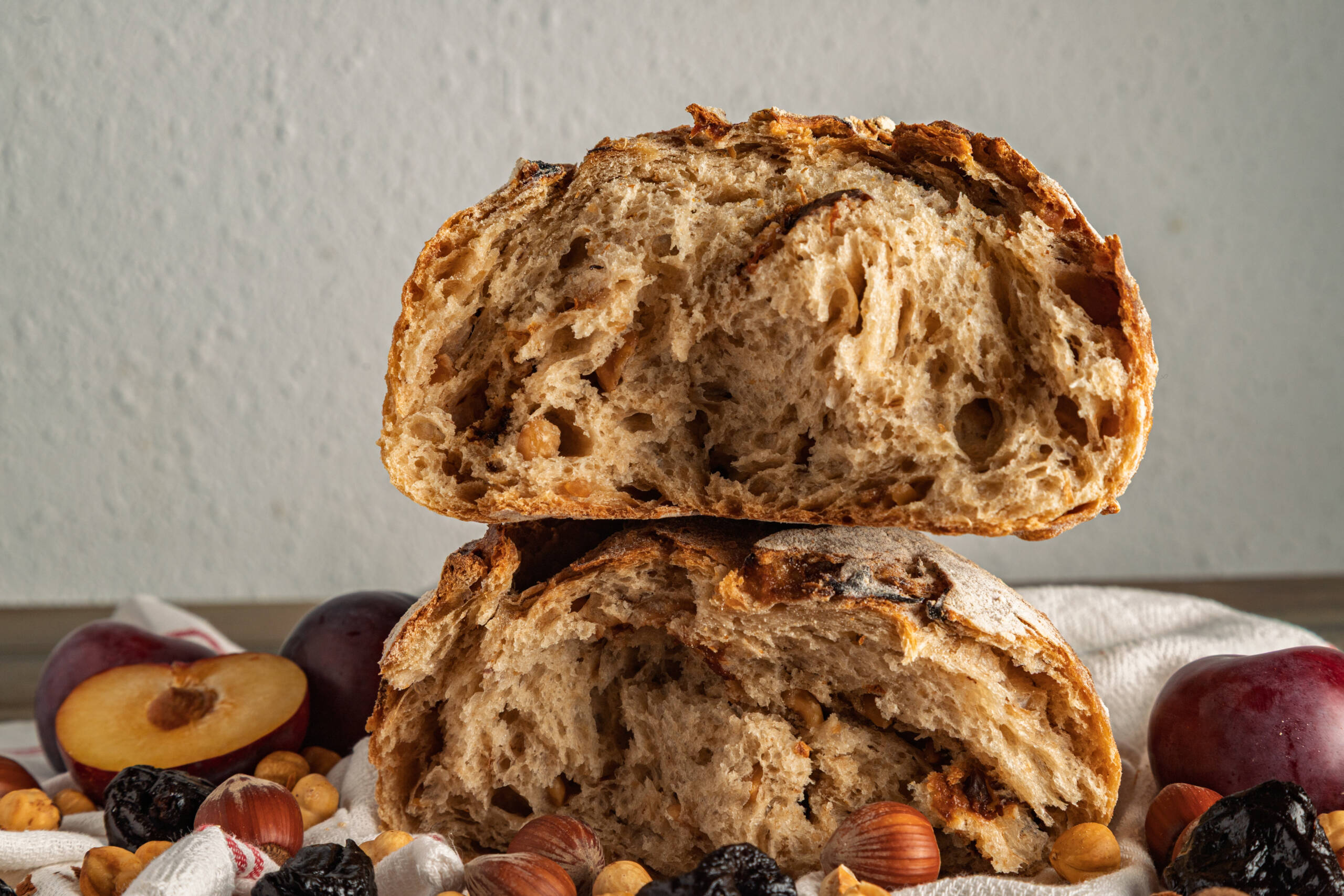 Pan de ciruelas y avellanas