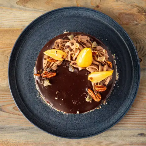 Tarta de Chocolate, Nuez, Pera y Caramelo
